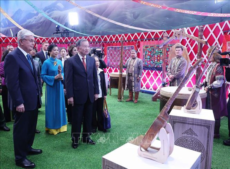 Tổng Bí thư Tô Lâm cùng Phu nhân tham quan Làng Văn hóa Dân tộc tại Kazakhstan- Ảnh 1.