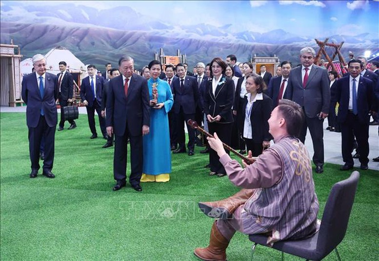 Tổng Bí thư Tô Lâm cùng Phu nhân tham quan Làng Văn hóa Dân tộc tại Kazakhstan- Ảnh 2.