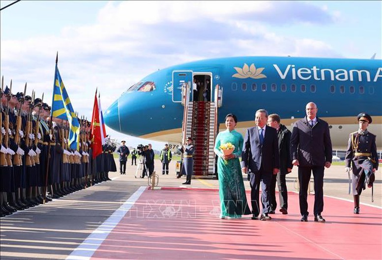 Tổng Bí thư Tô Lâm bắt đầu thăm chính thức Liên bang Nga và dự Lễ kỷ niệm 80 năm chiến thắng phát xít- Ảnh 2. Lễ đón chính thức Tổng Bí thư Tô Lâm và Phu nhân cùng Đoàn đại biểu cấp cao Việt Nam được tổ chức trọng thể ngay tại sân bay Vnukovo 2 - Ảnh: TTXVN