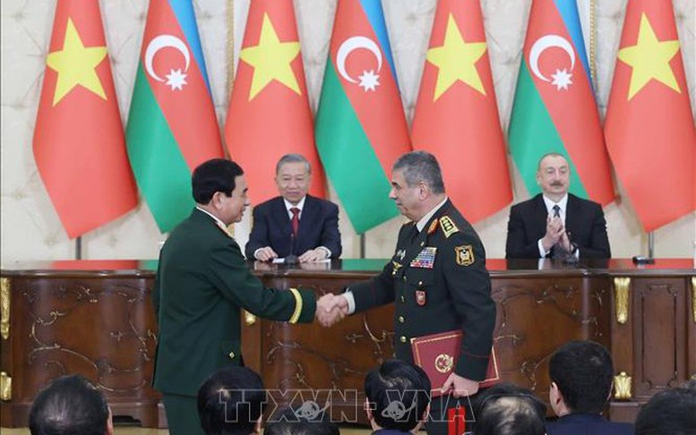 Tổng Bí thư Tô Lâm chứng kiến trao các văn kiện hợp tác Việt Nam-Azerbaijan và phát biểu với báo chí