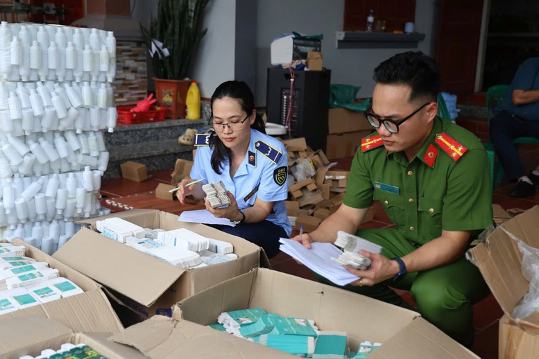 Triệt phá cơ sở sản xuất, buôn bán số lượng lớn mỹ phẩm giả bán trên Shopee, Tiktok- Ảnh 1.