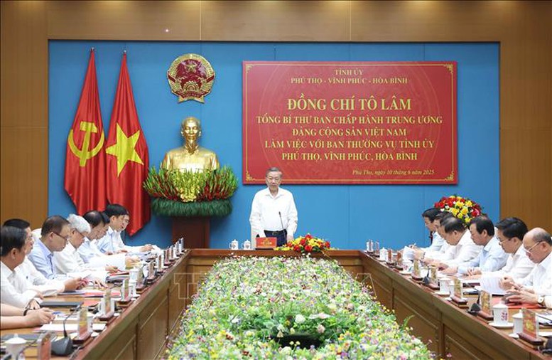 Tổng Bí thư: Tạo điều kiện phát triển các hành lang kinh tế xuyên suốt từ đồng bằng - trung du - miền núi- Ảnh 2. Tổng Bí thư Tô Lâm phát biểu chỉ đạo. Ảnh: TTXVN