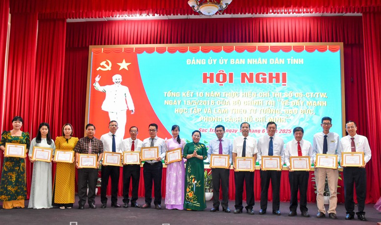 Sóc Trăng khen thưởng 81 tập thể, cá nhân học tập và làm theo Bác- Ảnh 1.