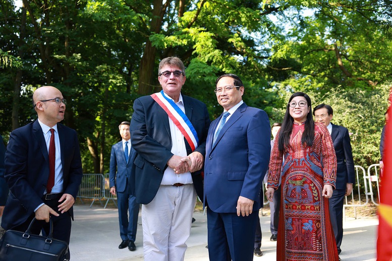 Thủ tướng Phạm Minh Chính dâng hoa tưởng niệm, thăm Không gian Hồ Chí Minh tại Montreuil, Pháp- Ảnh 1.