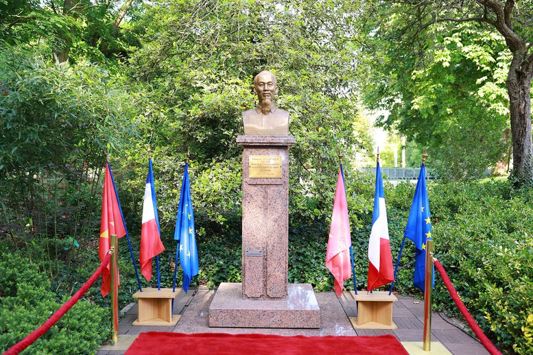 Thủ tướng Phạm Minh Chính dâng hoa tưởng niệm, thăm Không gian Hồ Chí Minh tại Montreuil, Pháp- Ảnh 4.