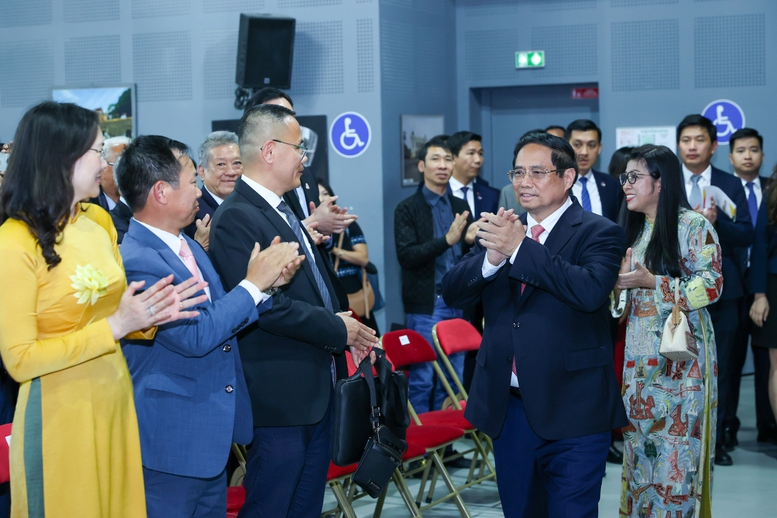 Thủ tướng: Cộng đồng người Việt Nam tại Pháp có truyền thống vô cùng đáng tự hào- Ảnh 1. Thủ tướng Phạm Minh Chính và Phu nhân gặp gỡ đại diện cộng đồng người Việt Nam tại Pháp cùng các cán bộ, nhân viên các cơ quan đại diện Việt Nam tại Pháp - Ảnh: VGP/Nhật Bắc