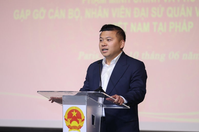 Thủ tướng: Cộng đồng người Việt Nam tại Pháp có truyền thống vô cùng đáng tự hào- Ảnh 5. Thay mặt Hội Thanh niên Sinh viên Việt Nam tại Pháp (UEVF), hội đoàn đại diện cho hơn 15.000 thanh niên, sinh viên, anh Nguyễn Phan Bảo Thụy bày tỏ tâm đắc với Nghị quyết 57 - Ảnh: VGP/Nhật Bắc