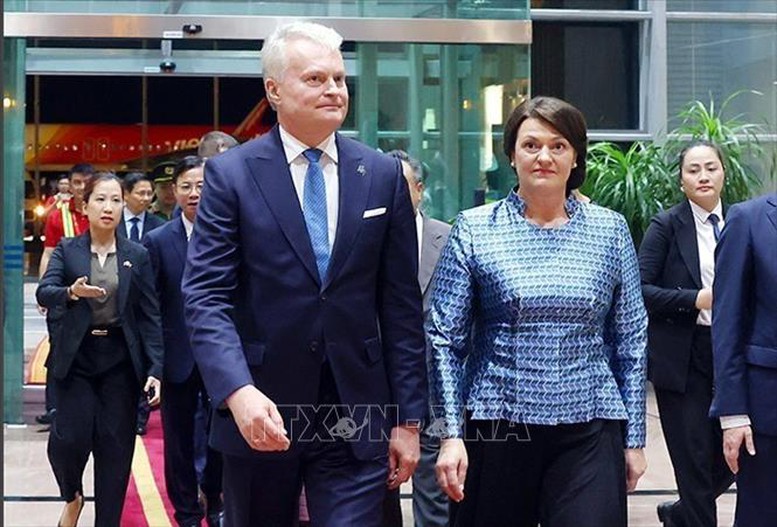 Tổng thống Cộng hòa Lithuania và Phu nhân đến Hà Nội, bắt đầu thăm chính thức Việt Nam- Ảnh 3.