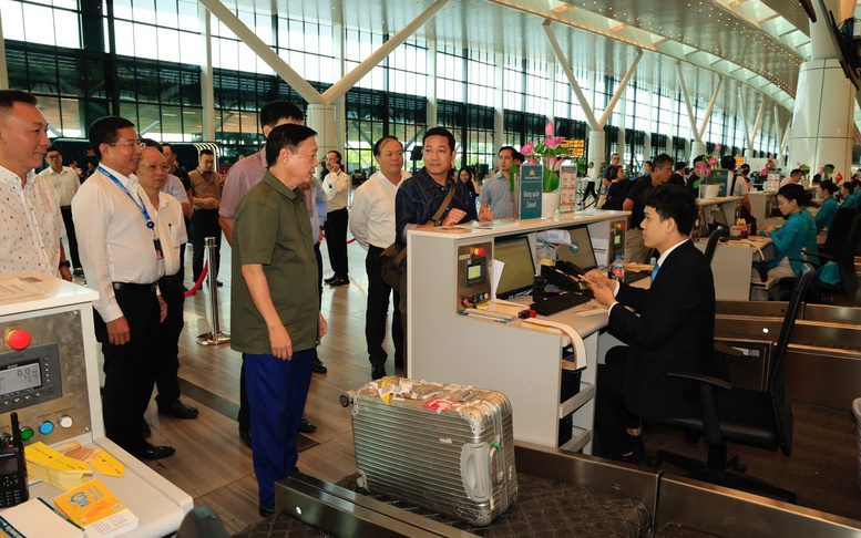 Phó Thủ tướng Trần Hồng Hà thị sát hoạt động của nhà ga T3 - sân bay Tân Sơn Nhất