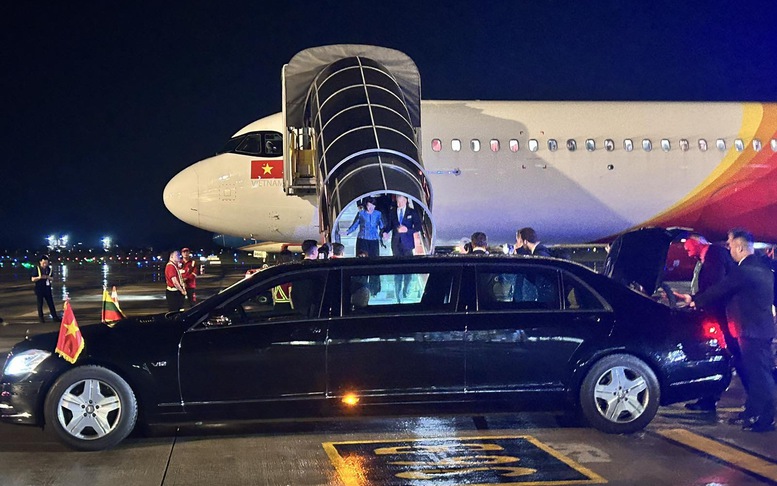 Tổng thống Litva đến Hà Nội trên chuyên cơ Vietjet