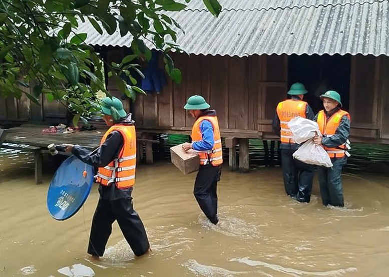 Quảng Bình: Mưa lớn gây ngập, sơ tán nhiều hộ dân đến nơi an toàn- Ảnh 1.