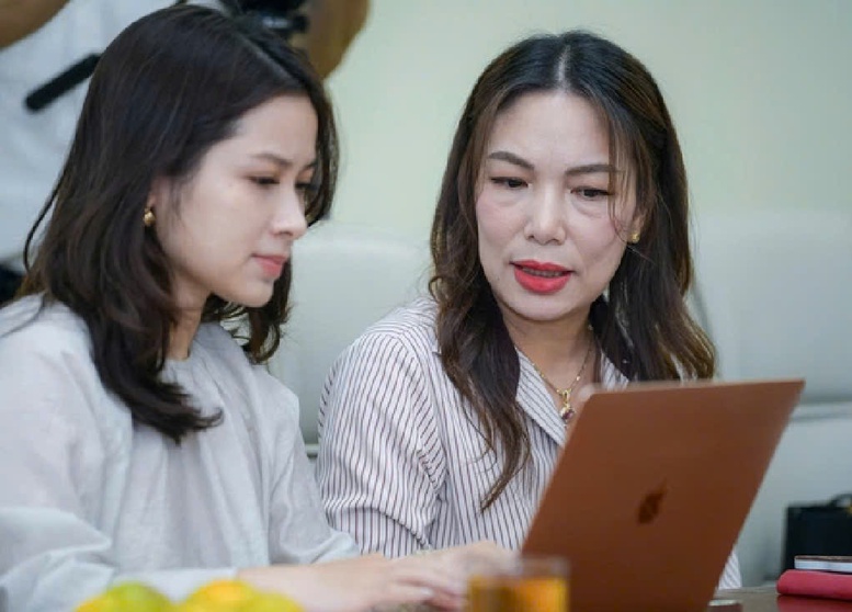 Bà Đinh Thị Thúy - Phó chủ tịch HĐQT Công ty cổ phần MISA tham gia giải đáp trực tuyến - Ảnh: VGP/HT