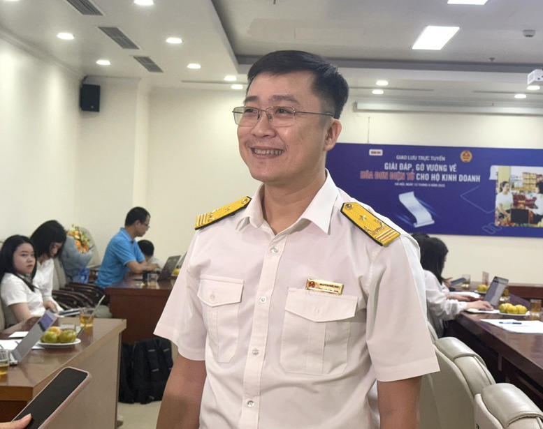 Ông Nguyễn Đức Huy - Phó Trưởng ban Nghiệp vụ Thuế (Cục Thuế) tham gia giải đáp trực tuyến - Ảnh: VGP/HT