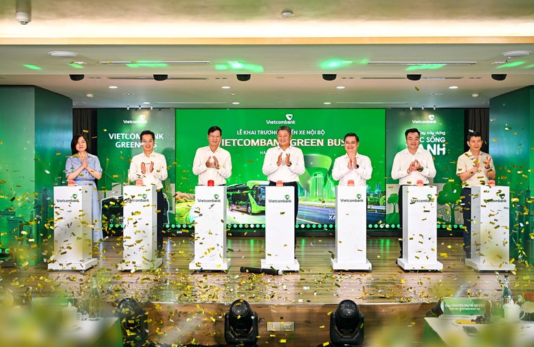 Chuyển động xanh giữa lòng đô thị: Tuyến xe không khói 'Vietcombank Green Bus'- Ảnh 1.
