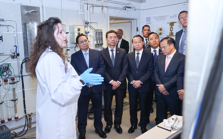 Thủ tướng làm việc với Phòng thí nghiệm hạt nhân của Viện Nghiên cứu Hoàng gia Thụy Điển
