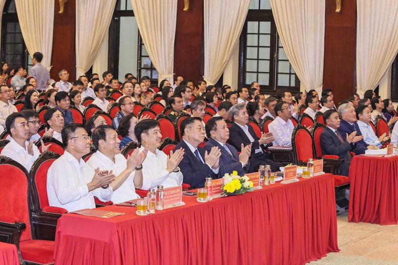 Thủ tướng: Điều quan trọng nhất trong cuộc cách mạng về bộ máy là chuyển đổi trạng thái sang kiến tạo, chủ động phục vụ người dân- Ảnh 2. Thủ tướng: Điều quan trọng nhất trong cuộc cách mạng về bộ máy là chuyển đổi trạng thái sang kiến tạo, chủ động phục vụ người dân- Ảnh 2.