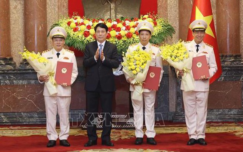 Chủ tịch nước Lương Cường trao quyết định thăng cấp bậc hàm Thượng tướng cho lãnh đạo Bộ Công an