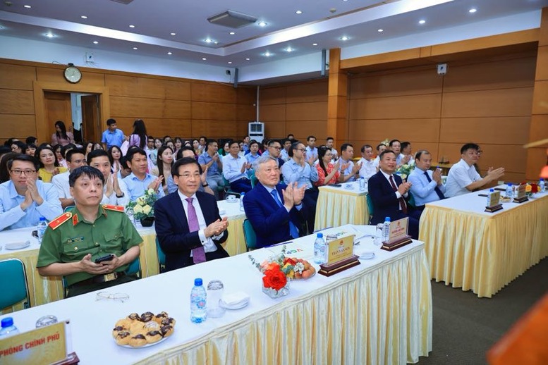Phó Thủ tướng Thường trực Chính phủ thăm, chúc mừng Cổng TTĐT Chính phủ nhân ngày báo chí cách mạng Việt Nam- Ảnh 1.
