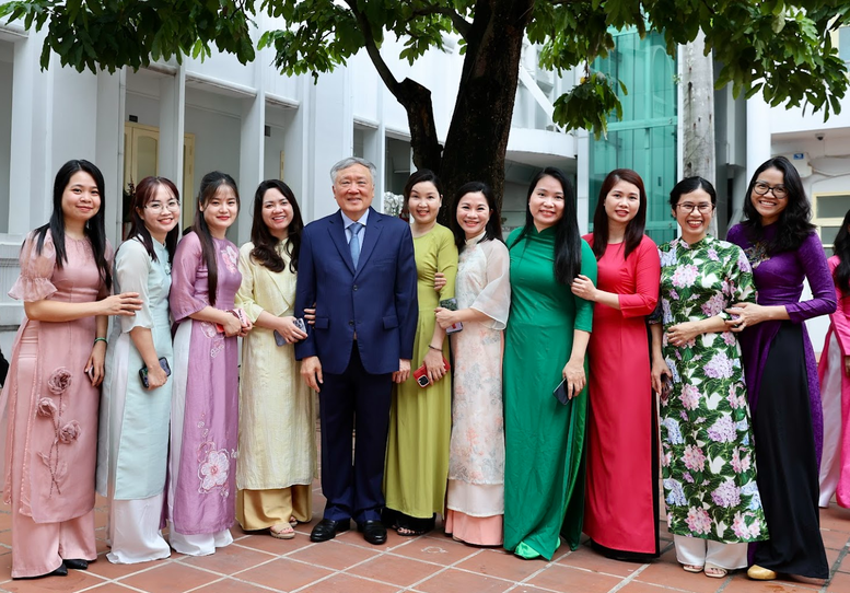 Phó Thủ tướng Thường trực Chính phủ thăm, chúc mừng Cổng TTĐT Chính phủ nhân kỷ niệm 100 năm Báo chí Cách mạng Việt Nam- Ảnh 8.