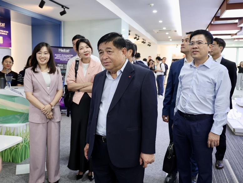 Phó Thủ tướng Nguyễn Chí Dũng: Mạnh mẽ tiến về phía trước để Việt Nam trở thành cường quốc về AI- Ảnh 5.