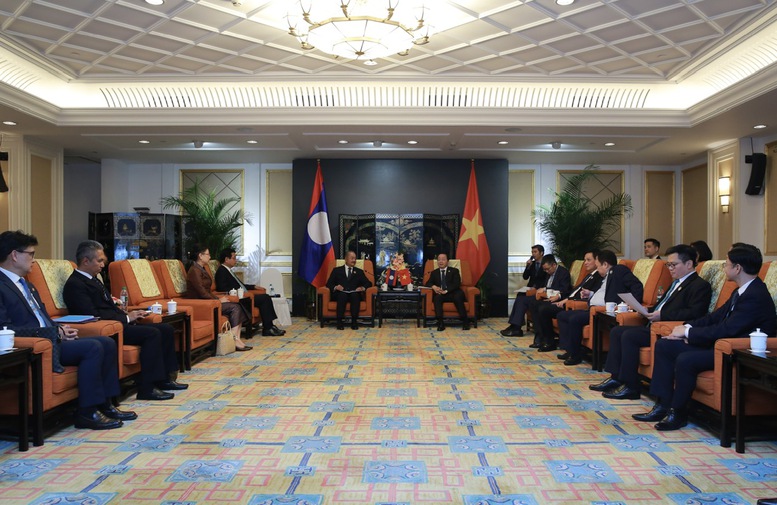 Phó Thủ tướng Trần Hồng Hà gặp Phó Thủ tướng Lào Kikeo Khaykhamphithoune- Ảnh 2.