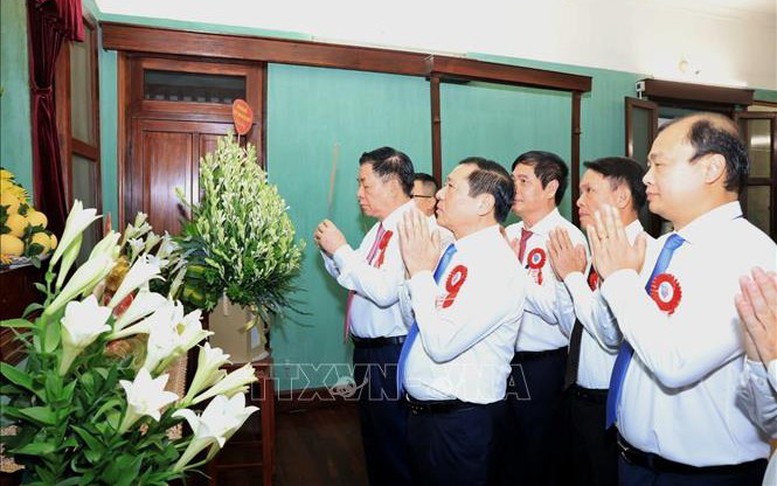 Lễ báo công dâng Bác nhân kỷ niệm 100 năm Ngày Báo chí Cách mạng Việt Nam