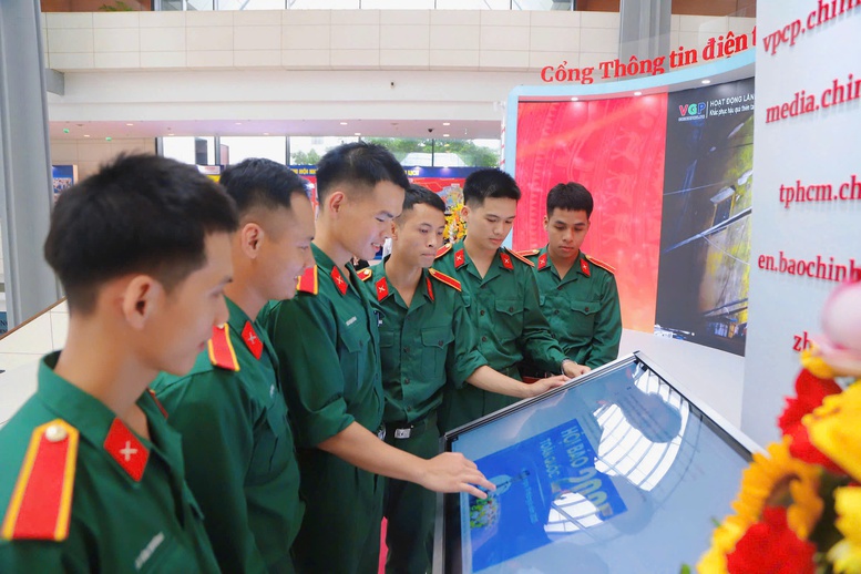 Ấn tượng gian trưng bày Báo Điện tử Chính phủ: Đổi mới, lan tỏa tinh thần kiến tạo- Ảnh 7.