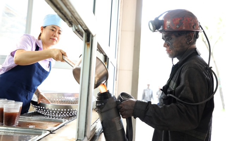 Ngành than tăng cường chăm lo công nhân trong mùa nắng nóng