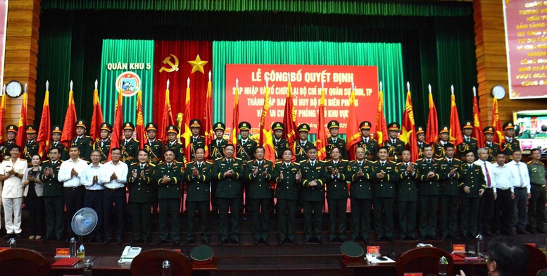 Công bố quyết định sáp nhập và tổ chức lại Bộ CHQS tỉnh, thành thuộc Quân khu 5- Ảnh 1.