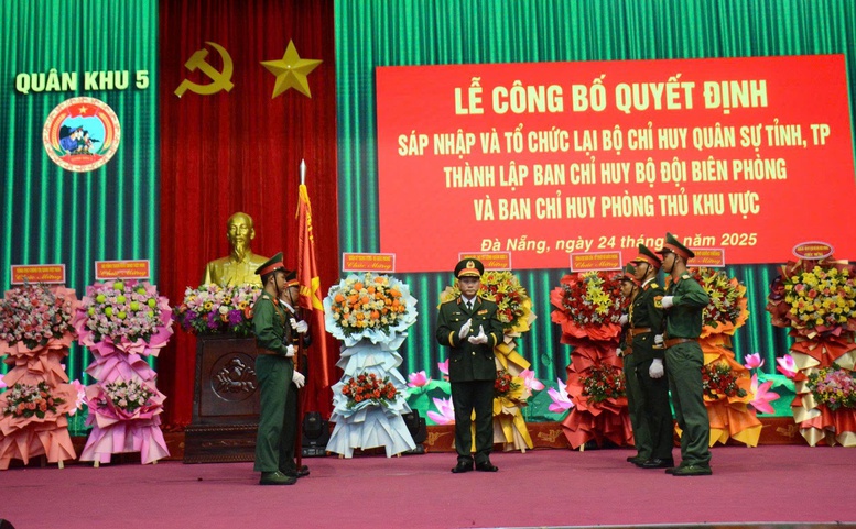 Công bố quyết định sáp nhập và tổ chức lại Bộ CHQS tỉnh, thành thuộc Quân khu 5- Ảnh 6.