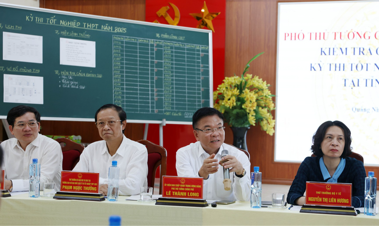 Phó Thủ tướng Lê Thành Long kiểm tra việc chuẩn bị kỳ thi tốt nghiệp tại tỉnh Quảng Ninh- Ảnh 6.