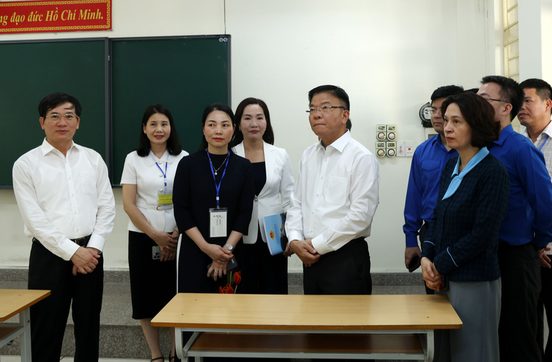 Phó Thủ tướng Lê Thành Long kiểm tra việc chuẩn bị kỳ thi tốt nghiệp tại tỉnh Quảng Ninh- Ảnh 3.