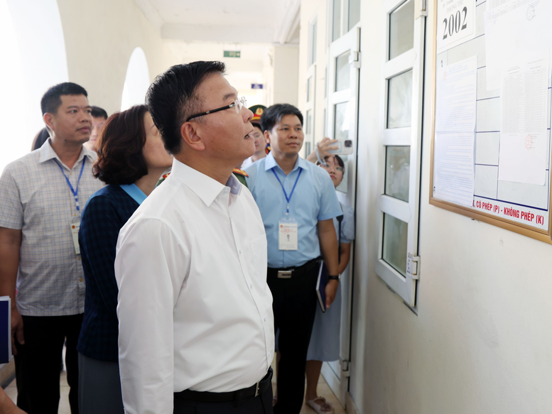 Phó Thủ tướng Lê Thành Long kiểm tra việc chuẩn bị kỳ thi tốt nghiệp tại tỉnh Quảng Ninh- Ảnh 2.