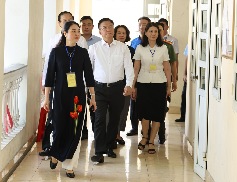 Phó Thủ tướng Lê Thành Long kiểm tra việc chuẩn bị kỳ thi tốt nghiệp tại tỉnh Quảng Ninh- Ảnh 1.