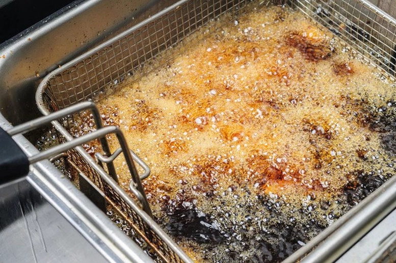 Dầu ăn chăn nuôi 'phù phép' thành dầu ăn cho người: Bộ Y tế khuyến cáo người dân- Ảnh 1.