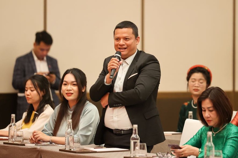 Thủ tướng gặp gỡ cộng đồng người Việt Nam tại Trung Quốc- Ảnh 4. Thủ tướng gặp gỡ cộng đồng người Việt Nam tại Trung Quốc- Ảnh 4.