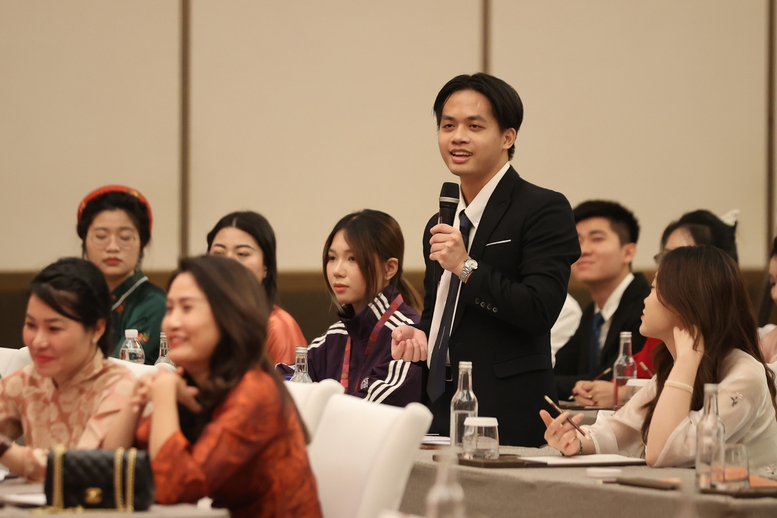 Thủ tướng gặp gỡ cộng đồng người Việt Nam tại Trung Quốc- Ảnh 5. Thủ tướng gặp gỡ cộng đồng người Việt Nam tại Trung Quốc- Ảnh 5.