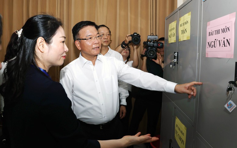 Phó Thủ tướng Lê Thành Long kiểm tra việc chuẩn bị kỳ thi tốt nghiệp tại tỉnh Quảng Ninh