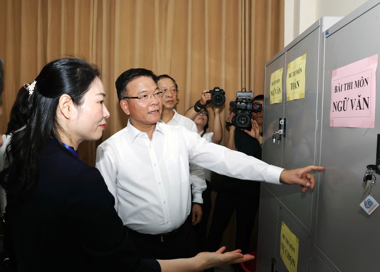 Phó Thủ tướng Lê Thành Long kiểm tra việc chuẩn bị kỳ thi tốt nghiệp tại tỉnh Quảng Ninh- Ảnh 4.