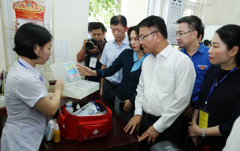 Phó Thủ tướng Lê Thành Long kiểm tra việc chuẩn bị kỳ thi tốt nghiệp tại tỉnh Quảng Ninh- Ảnh 5.