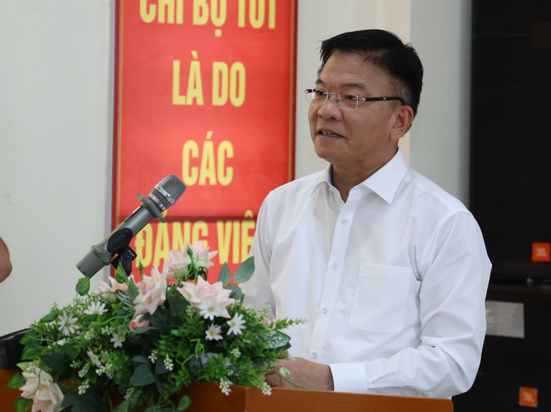 Phó Thủ tướng Lê Thành Long kiểm tra việc chuẩn bị kỳ thi tốt nghiệp tại tỉnh Quảng Ninh- Ảnh 7.