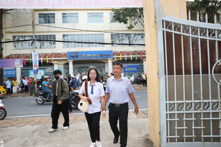 Thí sinh Cần Thơ: Đề thi tốt nghiệp vừa sức, sát thực tế, khơi gợi tình yêu quê hương đất nước- Ảnh 1.