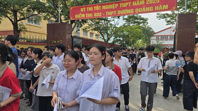 Đề Toán khó, nhiều học sinh chật vật: 'Không sát ôn luyện, dễ loạn công thức'- Ảnh 1.