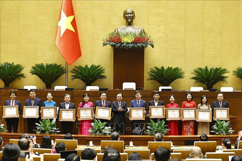 Tổng Bí thư Tô Lâm dự lễ trao Bằng khen của Ủy ban Thường vụ Quốc hội- Ảnh 4.