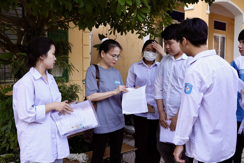 Bộ trưởng GĐ&ĐT kiểm tra công tác tổ chức thi tốt nghiệp THPT tại Vĩnh Phúc - Ảnh 2.