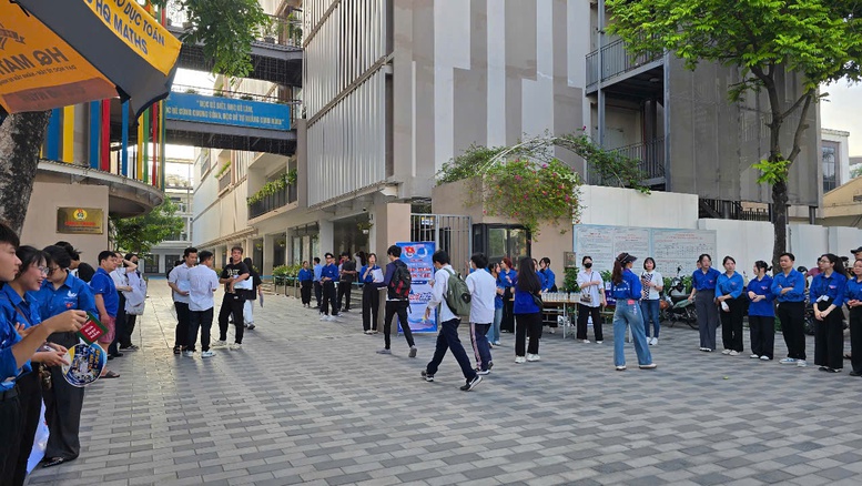 Ngày đầu Kỳ thi tốt nghiệp THPT 2025: Trò vững vàng, cha mẹ hồi hộp- Ảnh 4.