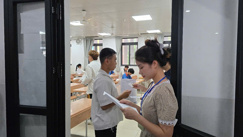 Ngày đầu Kỳ thi tốt nghiệp THPT 2025: Trò vững vàng, cha mẹ hồi hộp- Ảnh 1.