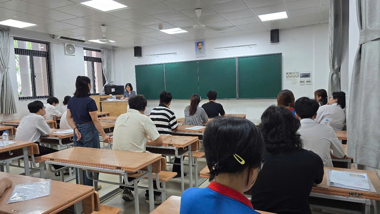 Ngày đầu Kỳ thi tốt nghiệp THPT 2025: Trò vững vàng, cha mẹ hồi hộp- Ảnh 3.