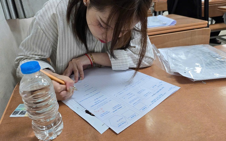 Ngày đầu Kỳ thi tốt nghiệp THPT 2025: Trò vững vàng, cha mẹ hồi hộp