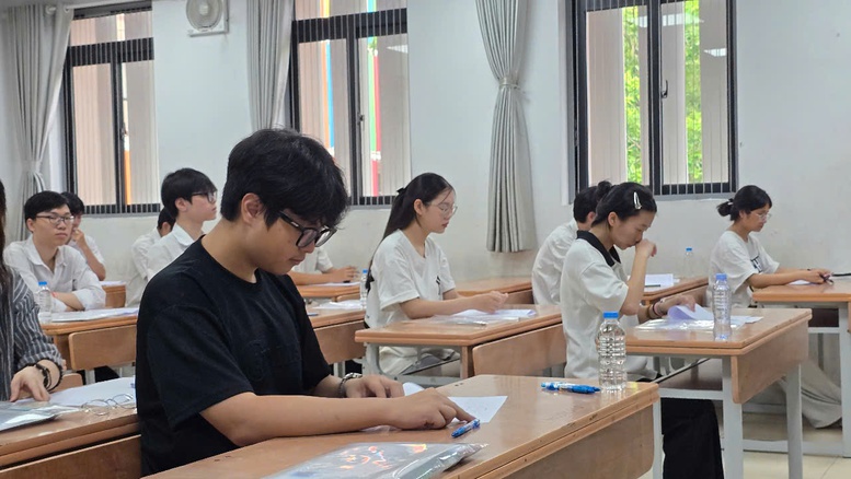 Ngày đầu Kỳ thi tốt nghiệp THPT 2025: Trò vững vàng, cha mẹ hồi hộp- Ảnh 6.
